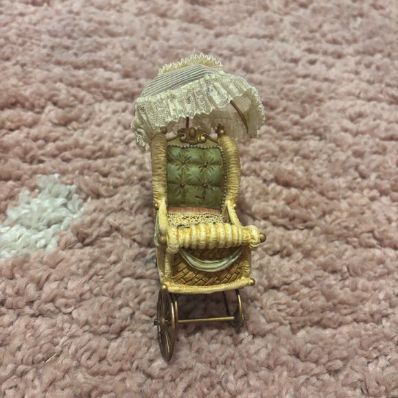 HOUSE of LOUIS NICHOLE Kurt Adler Resin VICTORIAN BABY CARRIAGE MISSING WHEELS - Picture 3 of 4